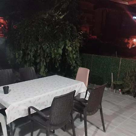 Kadinlar Denizi Plaji 100 M Bahceli Havuzlu Kusadasi
