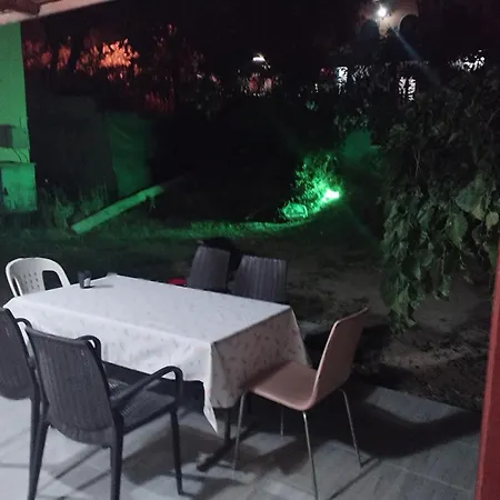 Kadinlar Denizi Plaji 100 M Bahceli Havuzlu Villa
