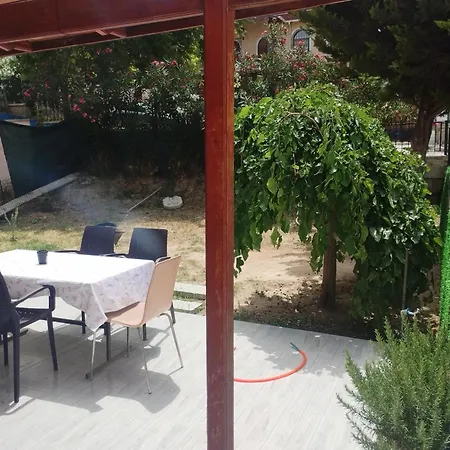 Villa Kadinlar Denizi Plaji 100 M Bahceli Havuzlu Kusadasi
