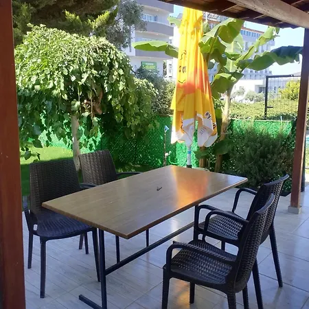 Kadınlar Denizi Plaji 100 M Bahceli Havuzlu Villa